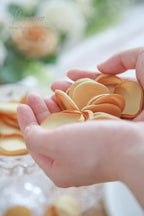 Floroom 300pcs Rose Petals Gold Faux Silk Flower Petals for Wedding Flower Girl Basket Aisle Scatter Dinner Table Centerpieces Party Confetti Bridal Shower Romantic Night Decoration