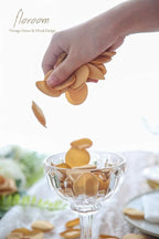 Floroom 300pcs Rose Petals Gold Faux Silk Flower Petals for Wedding Flower Girl Basket Aisle Scatter Dinner Table Centerpieces Party Confetti Bridal Shower Romantic Night Decoration
